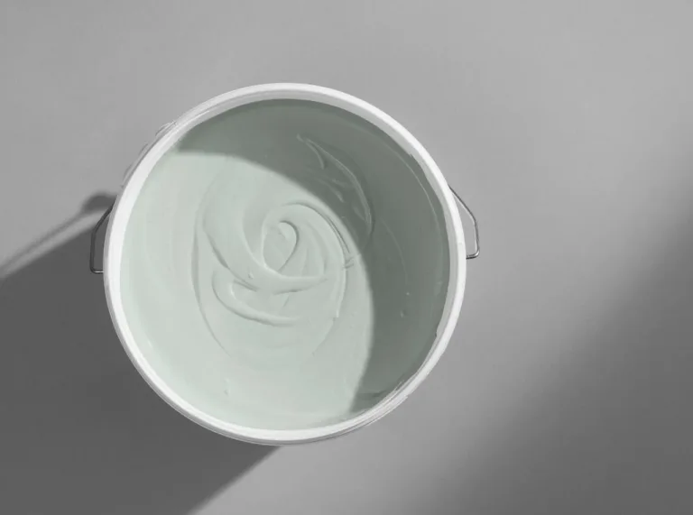 Flügger spand med Aros maling