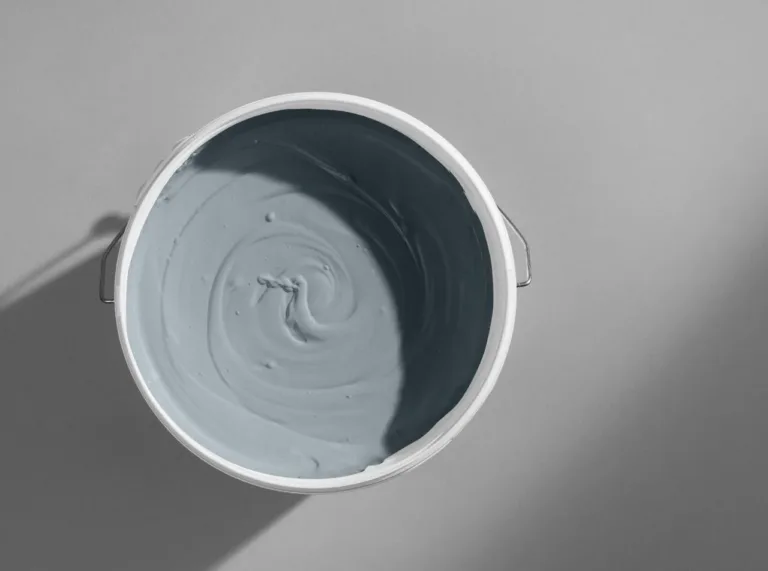 Flügger spand med Classic Blue maling