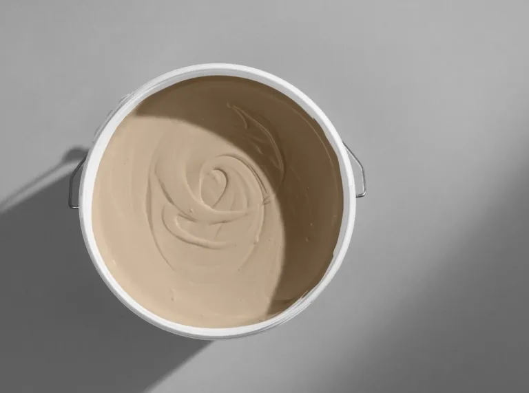 Flügger spand med Clay Court maling