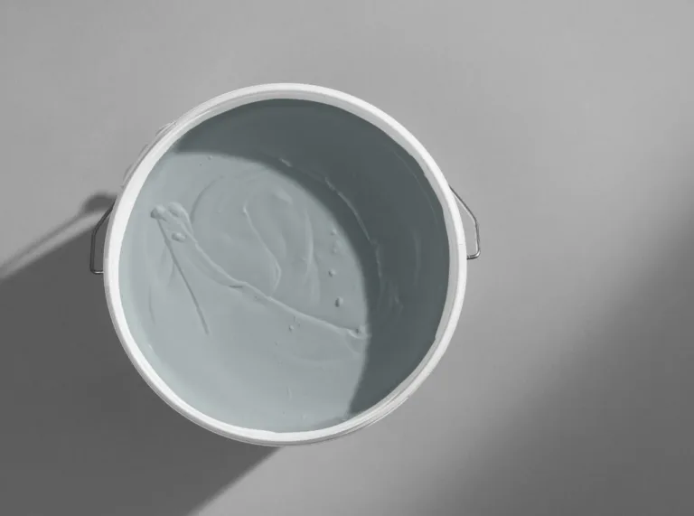 Flügger spand med Deep Orta maling