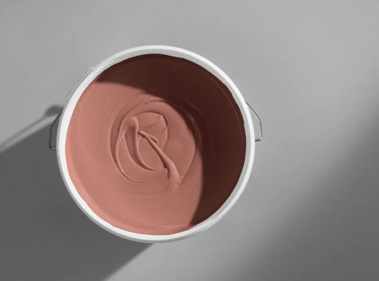 Flügger spand med Deep Red maling