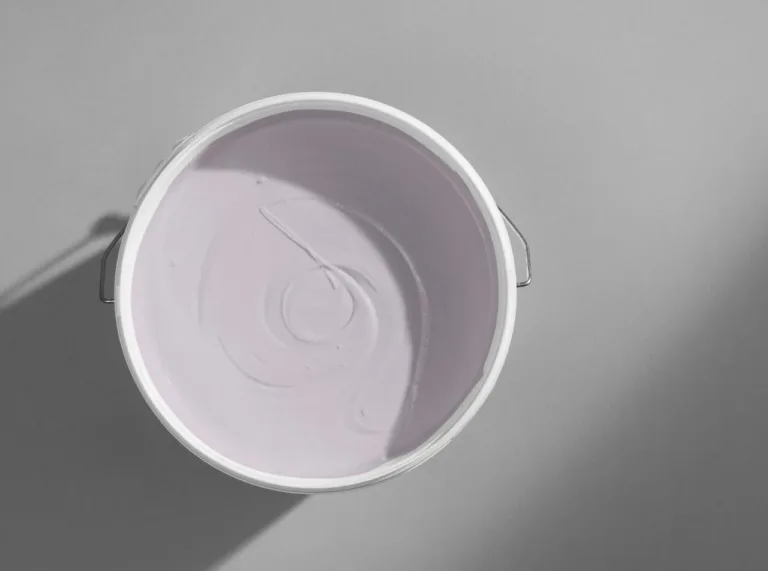 Flügger spand med Fina Flora maling