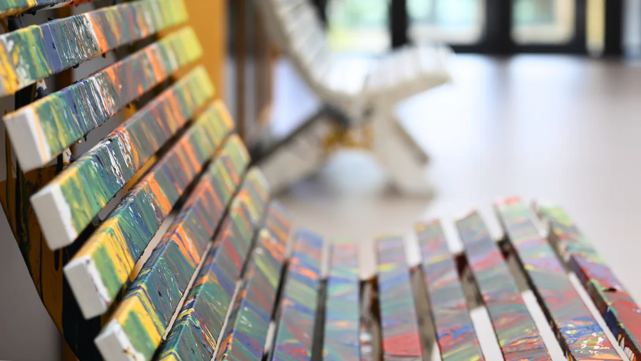 Bænke med maling på Flügger hovedkontor