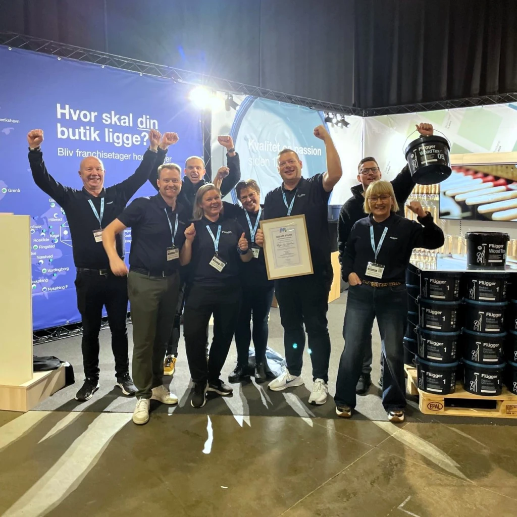 Flügger-team fejrer prisen “Bedste stand” ved Malermestrenes Landsstævne 2025.